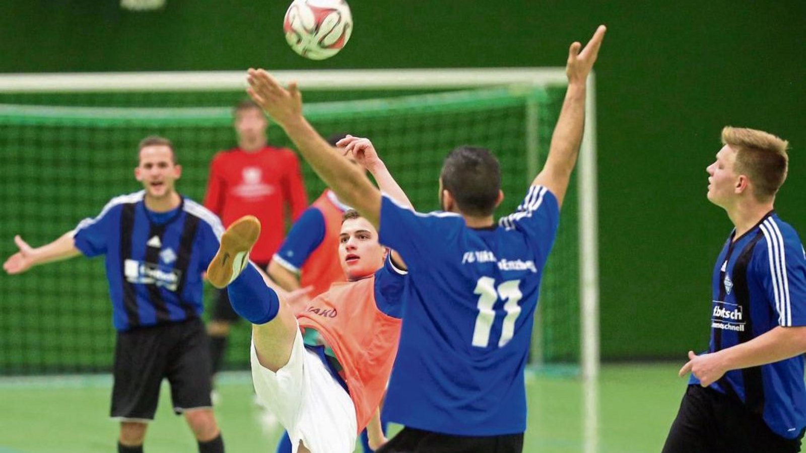 Ohne Unterstützung aus Roßwag hat Mühlhausen (mit Leibchen) vor einem Jahr das Finale gegen Enzberg gewonnen. Foto: Archiv/Küppers Ohne Unterstützung aus Roßwag hat Mühlhausen (mit Leibchen) vor einem Jahr das Finale gegen Enzberg gewonnen. Foto: Archiv/Küppers