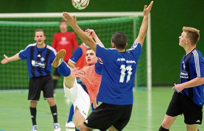 Ohne Unterstützung aus Roßwag hat Mühlhausen (mit Leibchen) vor einem Jahr das Finale gegen Enzberg gewonnen. Foto: Archiv/Küppers