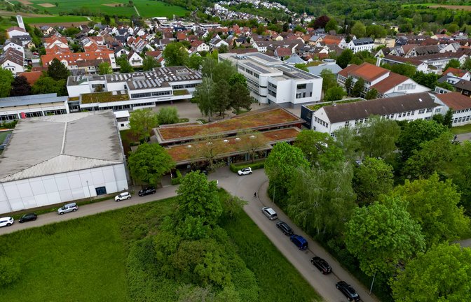 Auf der Fläche vorne links wäre eine Schulerweiterung möglich.  <span class='image-autor'>Foto: Kalb</span>