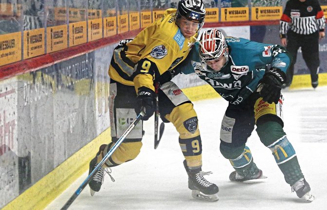 Guillaume Leclerc (rechts) und die Bietigheim Steelers tun sich gegen die Bayreuth Tigers auch zu Hause lange Zeit schwer.  Foto: Baumann