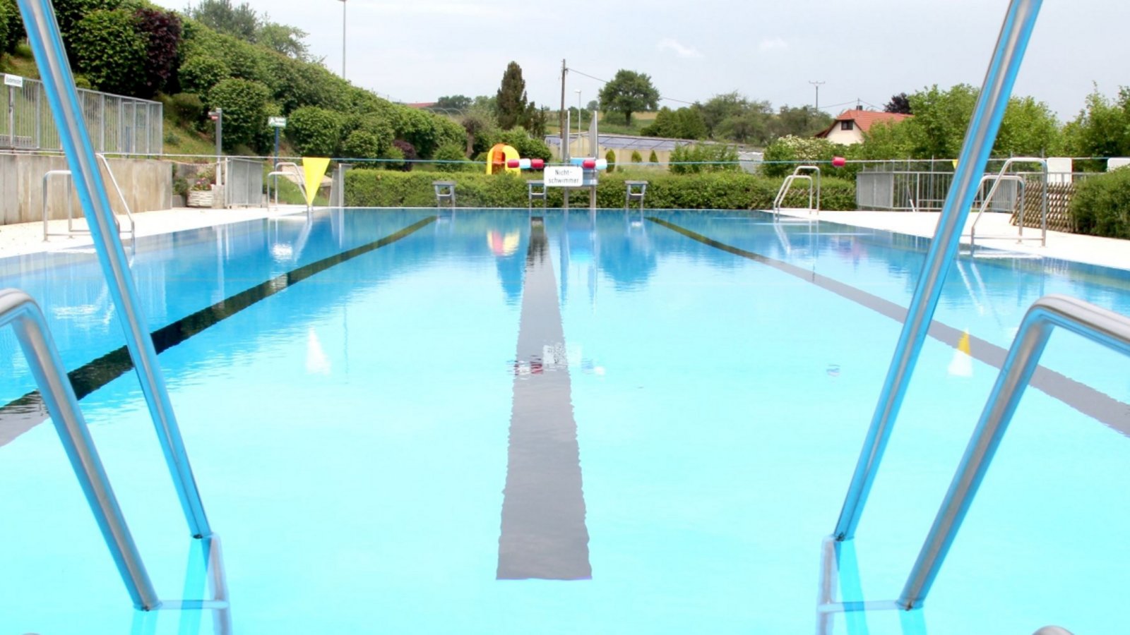 Wird abgestaubt: das Eberdinger Freibad.  Foto: Romanowski/Archiv