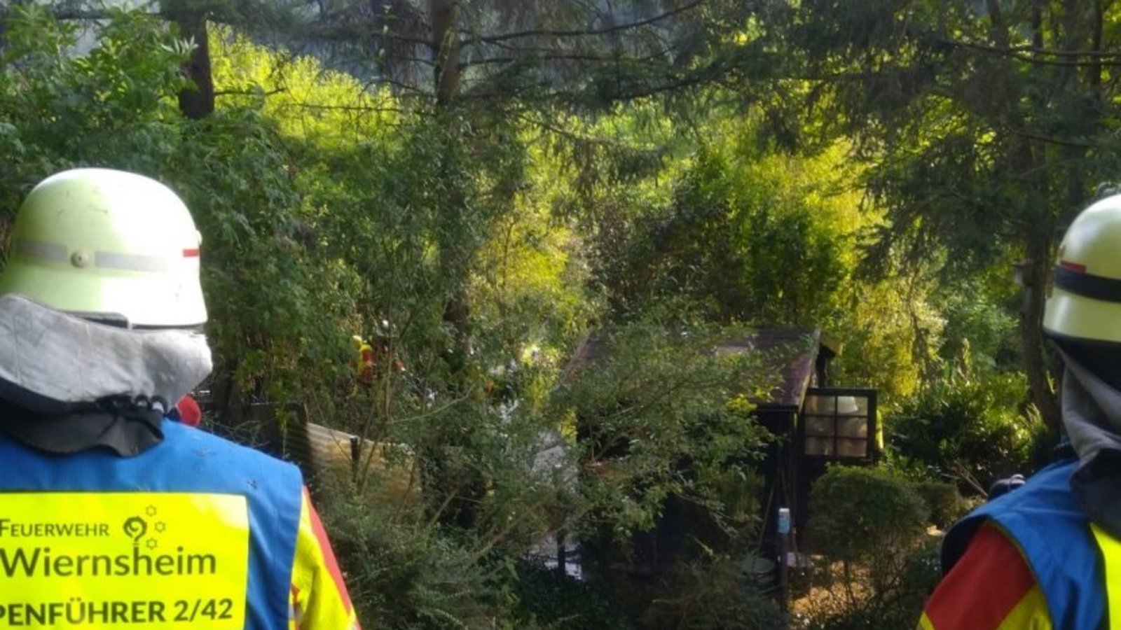 Kleinbrand bei einer Gartenhütte am Waldrand von Iptingen, Feuerwehr, Blaulicht, Gruppenführer, Einsatzleitung, Brand, Feuer