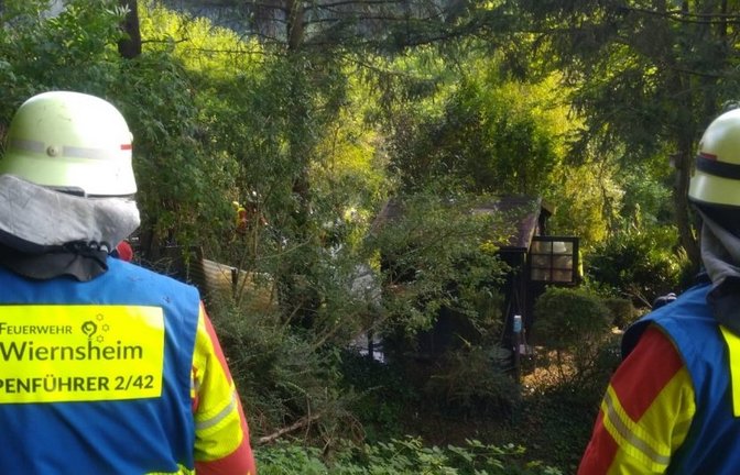 Kleinbrand bei einer Gartenhütte am Waldrand von Iptingen, Feuerwehr, Blaulicht, Gruppenführer, Einsatzleitung, Brand, Feuer