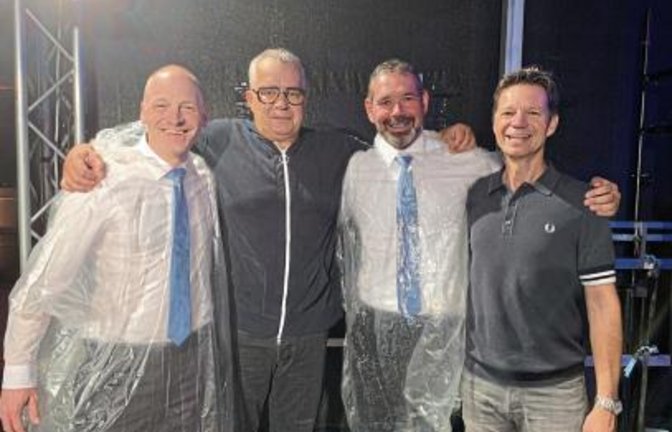 Die VR-Vorstände Timm Häberle und Heiko Herbst (von links im Zuschauer-Regenlook) mit den SWR3-Moderatoren Sascha Zeus und Michael Wirbitzky (rechts).  Foto: p