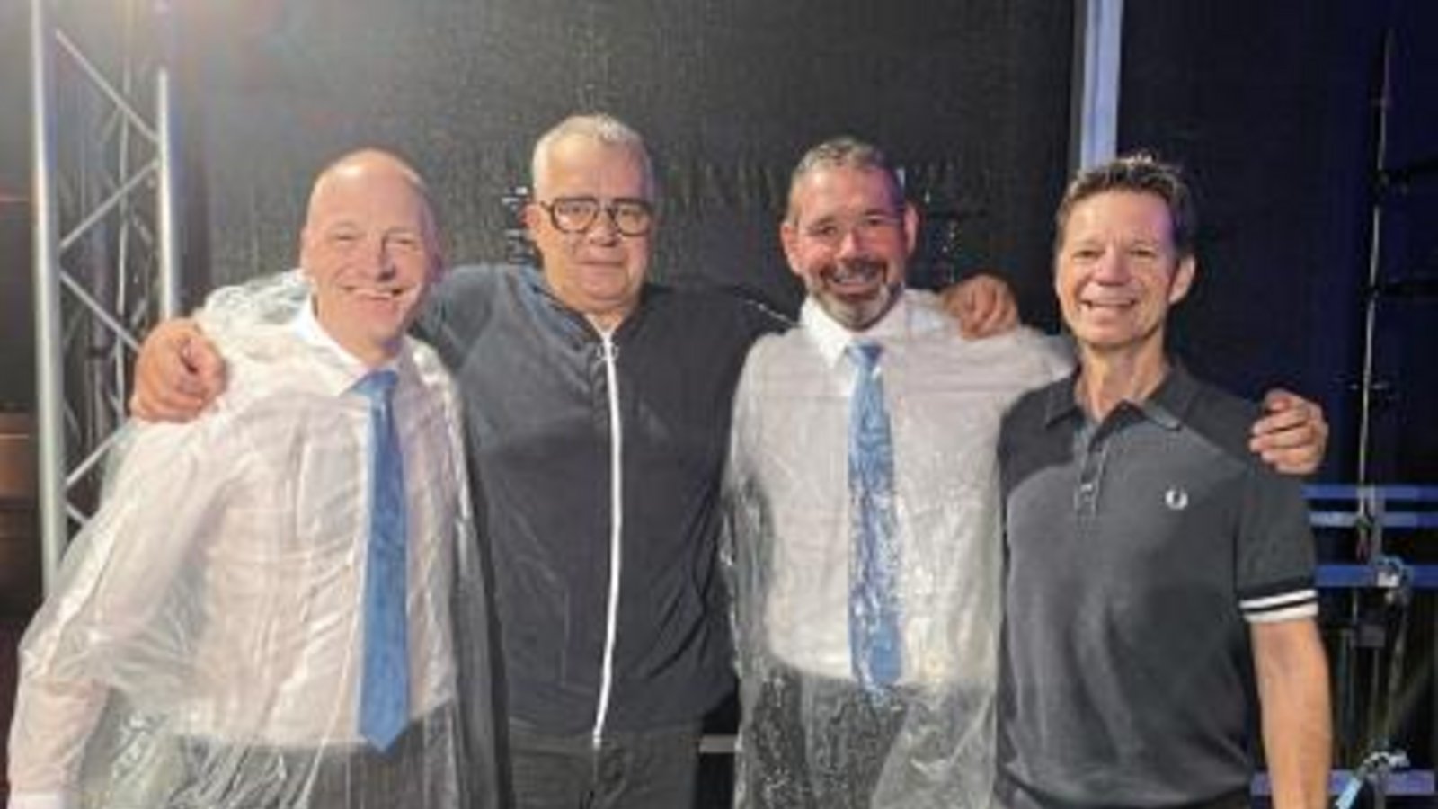 Die VR-Vorstände Timm Häberle und Heiko Herbst (von links im Zuschauer-Regenlook) mit den SWR3-Moderatoren Sascha Zeus und Michael Wirbitzky (rechts). Foto: p Die VR-Vorstände Timm Häberle und Heiko Herbst (von links im Zuschauer-Regenlook) mit den SWR3-Moderatoren Sascha Zeus und Michael Wirbitzky (rechts). Foto: p