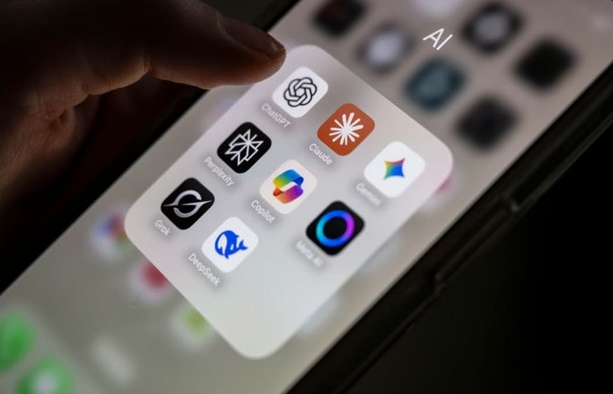 Ein Handy mit Apps. Viele davon können Einfallstor für Spionage sein.<span class='image-autor'>Philip Dulian/dpa</span>