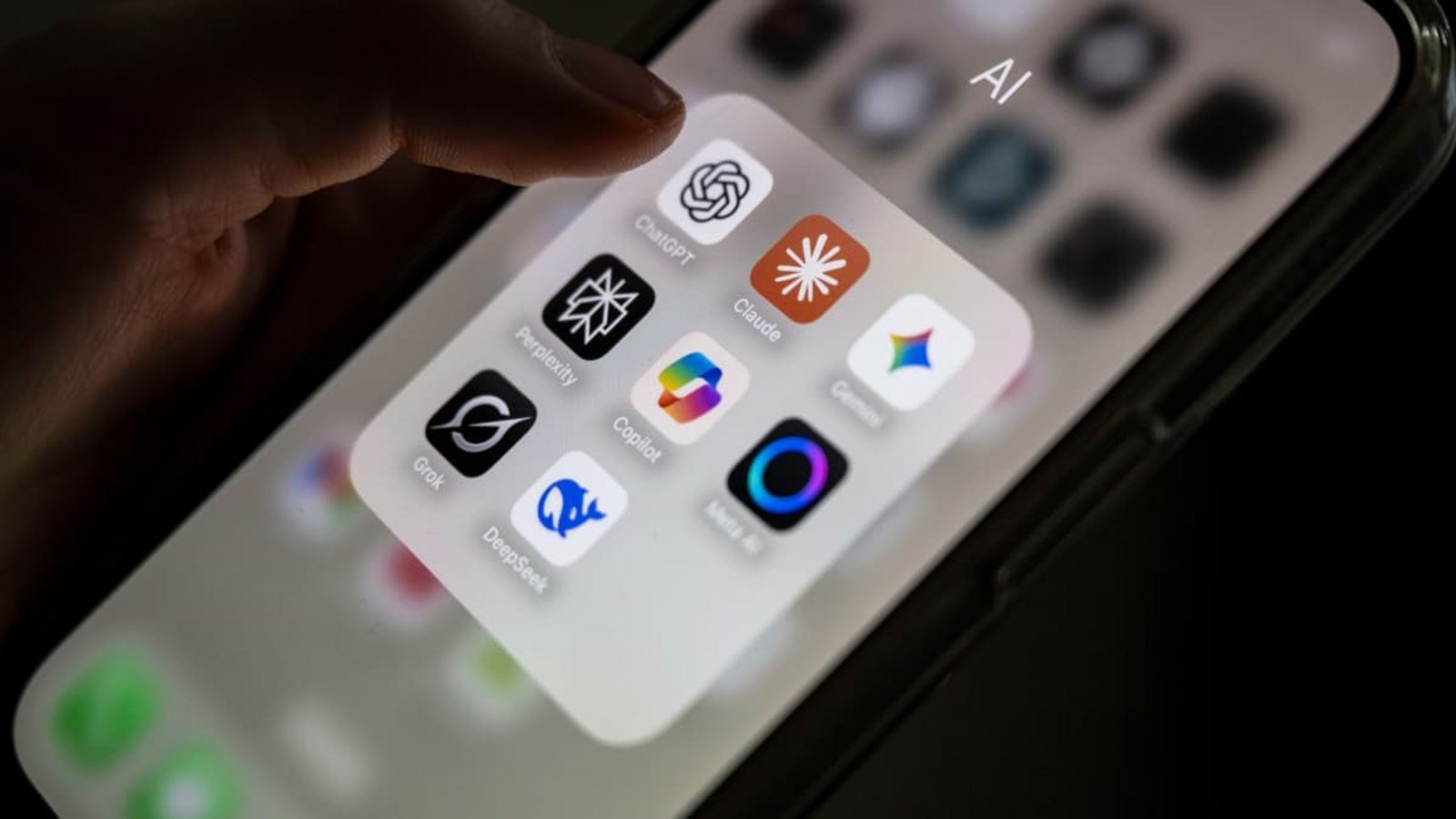 Ein Handy mit Apps. Viele davon können Einfallstor für Spionage sein.Philip Dulian/dpa Ein Handy mit Apps. Viele davon können Einfallstor für Spionage sein.Philip Dulian/dpa