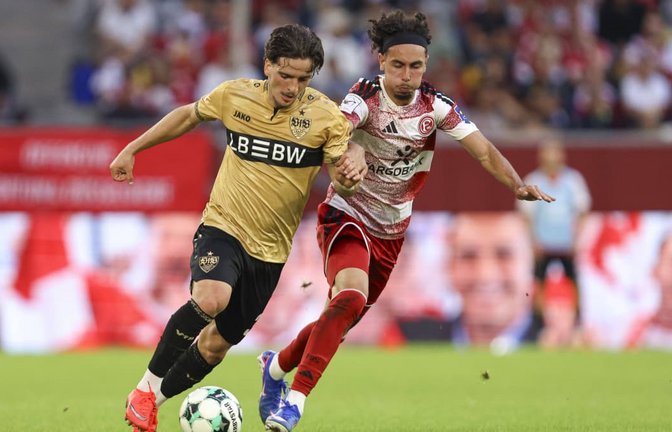 David Preu&nbsp; vom VfB Stuttgart II und Anas Slimani (Fortuna Duesseldorf) im Zweikampf - am Ende fielen in Düsseldorf keine Tore.<span class='image-autor'>IMAGO/DeFodi Images</span>