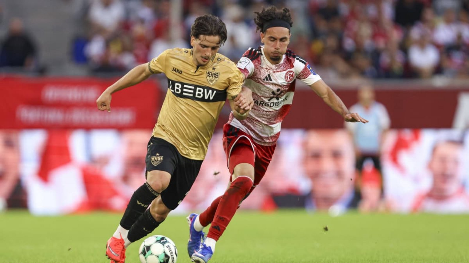 David Preu vom VfB Stuttgart II und Anas Slimani (Fortuna Duesseldorf) im Zweikampf - am Ende fielen in Düsseldorf keine Tore.IMAGO/DeFodi Images David Preu vom VfB Stuttgart II und Anas Slimani (Fortuna Duesseldorf) im Zweikampf - am Ende fielen in Düsseldorf keine Tore.IMAGO/DeFodi Images