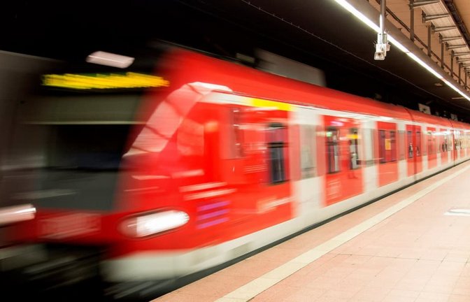 Eine Frau soll in einer S-Bahn der Linie S3 sexuell belästigt worden sein (Symbolfoto).<span class='image-autor'>dpa</span>