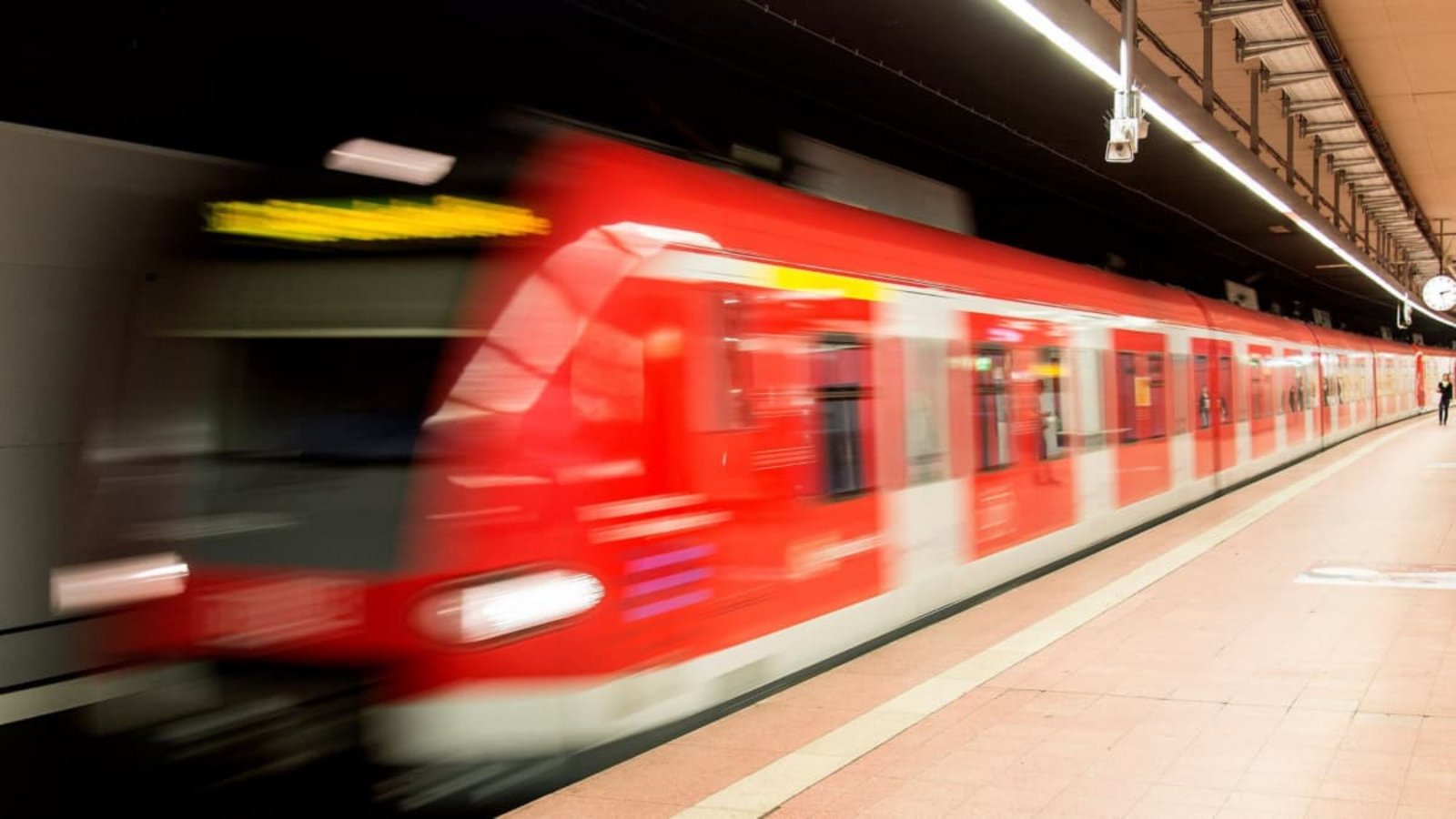Eine Frau soll in einer S-Bahn der Linie S3 sexuell belästigt worden sein (Symbolfoto).dpa
