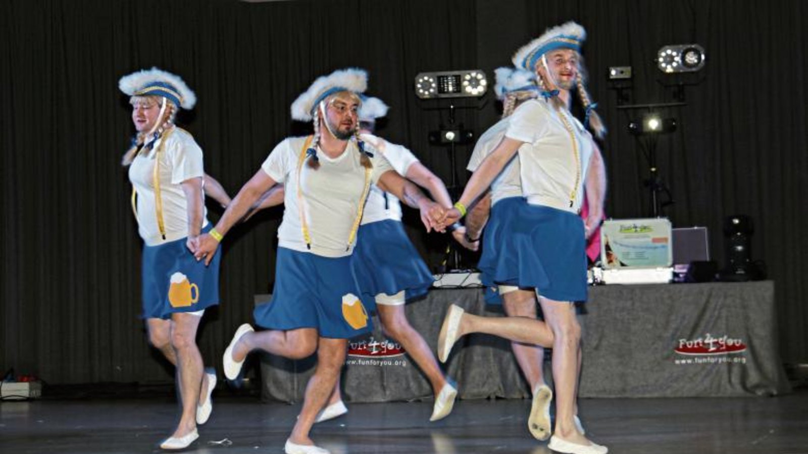 Herbe Eleganz tragen die Tänzer der Hopfengarde aus Markgröningen zur Schau. Fotos: Rücker Herbe Eleganz tragen die Tänzer der Hopfengarde aus Markgröningen zur Schau. Fotos: Rücker