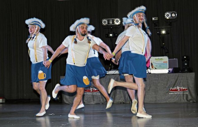 Herbe Eleganz tragen die Tänzer der Hopfengarde aus Markgröningen zur Schau.  Fotos: Rücker