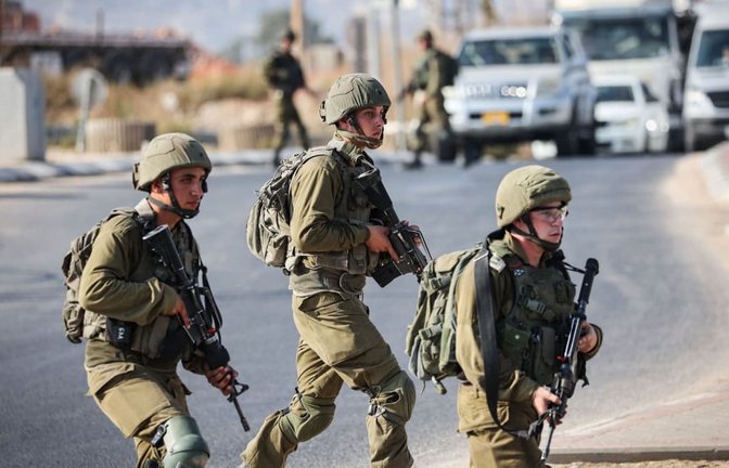 Israelische Soldaten blockieren eine Straße im Westjordanland. Israels Armee hat Berichte bestätigt, wonach israelische Sicherheitskräfte Palästinenser während Befragungen im Westjordanland mit Nummern markiert haben (Archivfoto).<span class='image-autor'>Ilia Yefimovich/dpa</span>