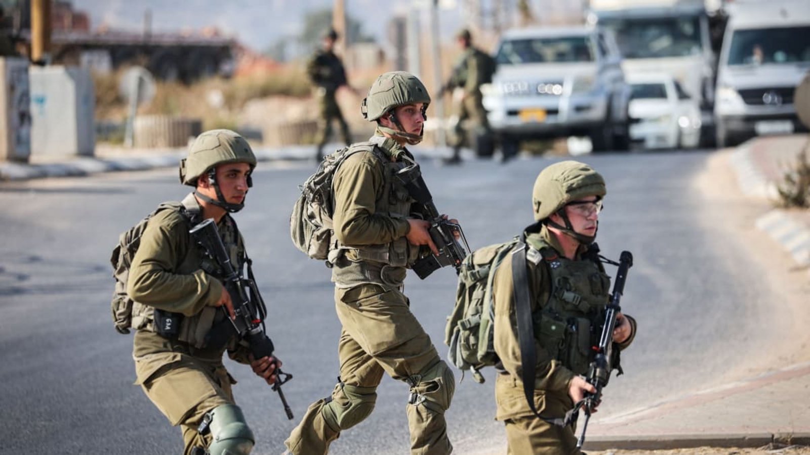 Israelische Soldaten blockieren eine Straße im Westjordanland. Israels Armee hat Berichte bestätigt, wonach israelische Sicherheitskräfte Palästinenser während Befragungen im Westjordanland mit Nummern markiert haben (Archivfoto).Ilia Yefimovich/dpa Israelische Soldaten blockieren eine Straße im Westjordanland. Israels Armee hat Berichte bestätigt, wonach israelische Sicherheitskräfte Palästinenser während Befragungen im Westjordanland mit Nummern markiert haben (Archivfoto).Ilia Yefimovich/dpa
