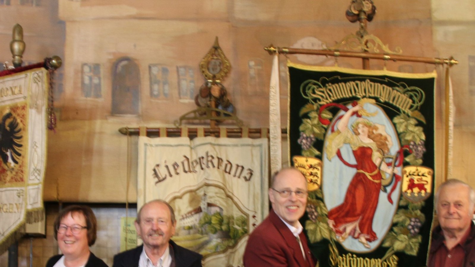 Nach 190 Jahren hört der Männergesangverein auf. Die Fahnen haben nun mit Andrea Majer vom Stadtarchiv eine neue Besitzerin. Foto: Pyta