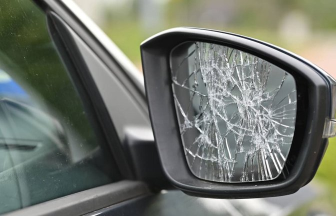 Die Polizei sucht Zeugen nach massiver Sachbeschädigung an dutzenden Autos (Symbolfoto).<span class='image-autor'>www.imago-images.de</span>