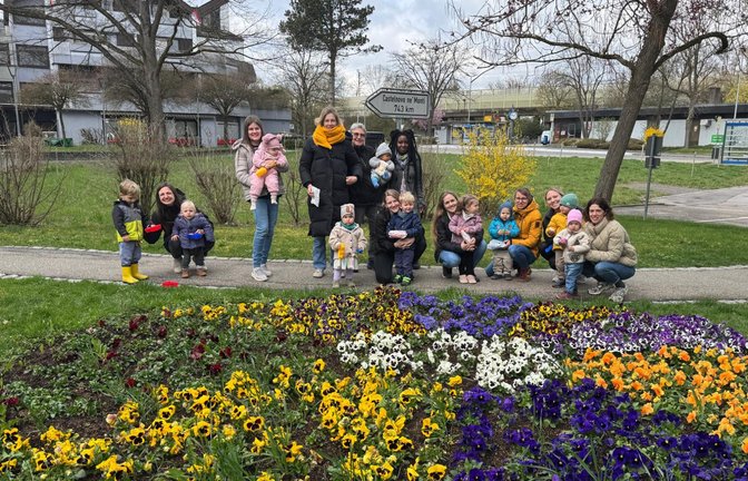 Für die „Landmäuse“ der Illinger Landfrauen war kürzlich ein besonderer Vormittag: Der Osterhase kam ins Rathauseck. Zum gemeinsamen Frühstück brachten die Mamas selbergebackene, leckere Muffins, Knabbersnacks und geschnittenes Obst mit. Und der Osterhase legte still und heimlich jedem Kind ein Geschenk an den Platz. Nachdem die „Landmäuse“ gesättigt waren, verlegte man den Vormittag nach draußen, um bunte Ostereier zu suchen. Mithilfe der Mamas hat jedes Kind stolz seinen Fund der Organisatorin Melany Menzel gezeigt. <span class='image-autor'>Foto: p</span>