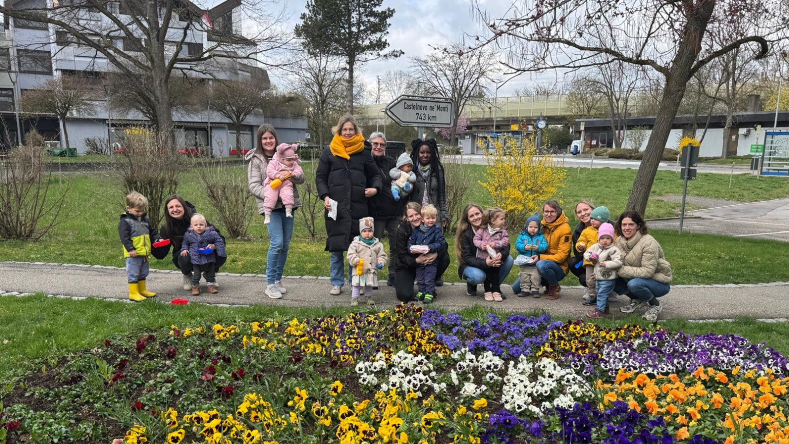Für die „Landmäuse“ der Illinger Landfrauen war kürzlich ein besonderer Vormittag: Der Osterhase kam ins Rathauseck. Zum gemeinsamen Frühstück brachten die Mamas selbergebackene, leckere Muffins, Knabbersnacks und geschnittenes Obst mit. Und der Osterhase legte still und heimlich jedem Kind ein Geschenk an den Platz. Nachdem die „Landmäuse“ gesättigt waren, verlegte man den Vormittag nach draußen, um bunte Ostereier zu suchen. Mithilfe der Mamas hat jedes Kind stolz seinen Fund der Organisatorin Melany Menzel gezeigt. Foto: p Für die „Landmäuse“ der Illinger Landfrauen war kürzlich ein besonderer Vormittag: Der Osterhase kam ins Rathauseck. Zum gemeinsamen Frühstück brachten die Mamas selbergebackene, leckere Muffins, Knabbersnacks und geschnittenes Obst mit. Und der Osterhase legte still und heimlich jedem Kind ein Geschenk an den Platz. Nachdem die „Landmäuse“ gesättigt waren, verlegte man den Vormittag nach draußen, um bunte Ostereier zu suchen. Mithilfe der Mamas hat jedes Kind stolz seinen Fund der Organisatorin Melany Menzel gezeigt. Foto: p
