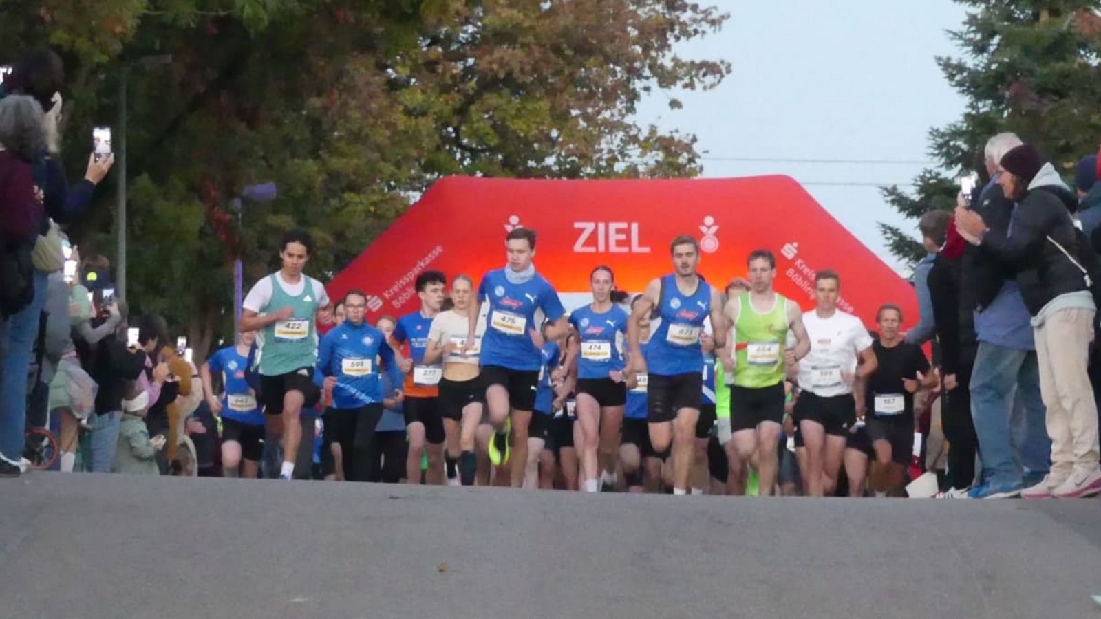 Dominik Wiedenmann (Nr. 475) hatte vom Start weg die Führung beim Kuppinger Mondfängerlauf inne.Holger Schmidt Dominik Wiedenmann (Nr. 475) hatte vom Start weg die Führung beim Kuppinger Mondfängerlauf inne.Holger Schmidt
