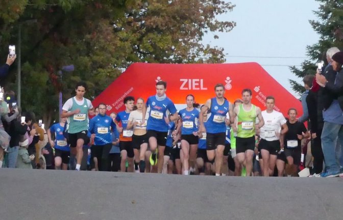 Dominik Wiedenmann (Nr. 475) hatte vom Start weg die Führung beim Kuppinger Mondfängerlauf inne.<span class='image-autor'>Holger Schmidt</span>