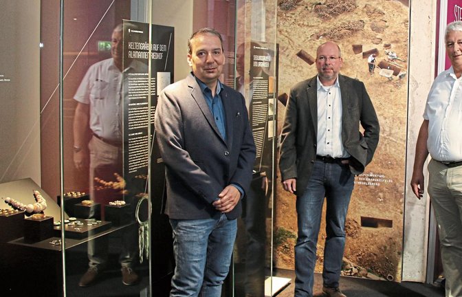 Eröffnung der Sonderausstellung im Hochdorfer Keltenmuseum: von links Thomas Knopf, Jörg Bofinger und Peter Schäfer. Fotos: Bögel/LAD