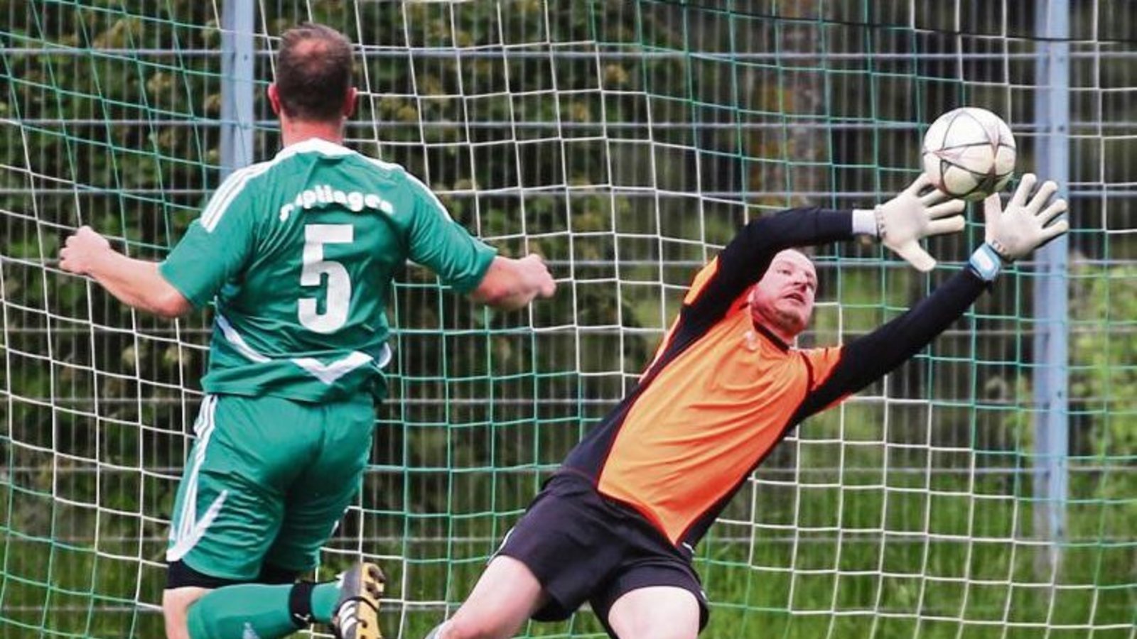 Marco Euchenhofer hechtet sich nach dem Ball, doch nach einem Abwehrfehler kann es auch der Torwart nicht mehr richten – Iptingen verliert mit 1:2 gegen Hessigheim. Foto: Küppers Marco Euchenhofer hechtet sich nach dem Ball, doch nach einem Abwehrfehler kann es auch der Torwart nicht mehr richten – Iptingen verliert mit 1:2 gegen Hessigheim. Foto: Küppers