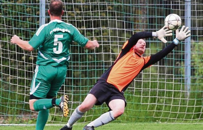Marco Euchenhofer hechtet sich nach dem Ball, doch nach einem Abwehrfehler kann es auch der Torwart nicht mehr richten – Iptingen verliert mit 1:2 gegen Hessigheim. Foto: Küppers