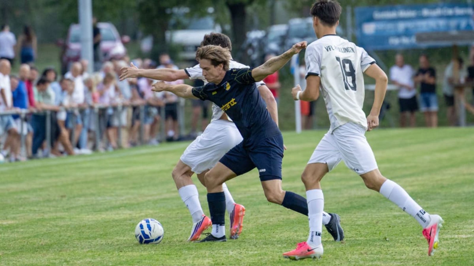Maurice Dreher (Mitte) und der TSV Ehningen haben zwar beim VfL Pfullingen verloren, sind aber wegen eines Formfehler des Gegners trotzdem eine Runde weiter.Eibner/Drofitsch