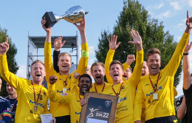 Mit dem TSV Pfungstadt bejubelt der Vaihinger Paul Jantzen (hinter der DM-Plakette) den hart erkämpften Sieg bei der deutschen Meisterschaft im Feldfaustball. <span class='image-autor'>Foto: DFBL/den Dulk</span>