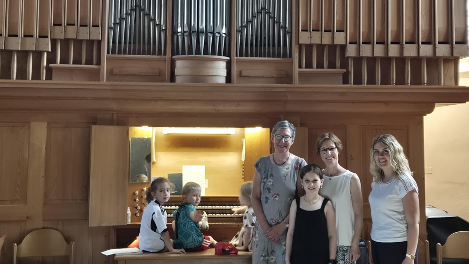 In Nussdorf findet erstmals ein Babysingen in der Heilig-Kreuz-Kirche statt. Von links: Dr. Karoline Treiber, Carmen Förnzler und Tanja Ancona (von links). Foto: Schillinger