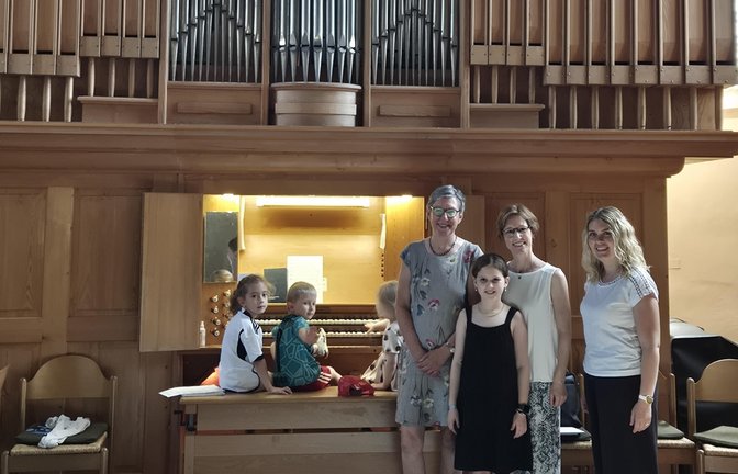 In Nussdorf findet erstmals ein Babysingen in der Heilig-Kreuz-Kirche statt. Von links: Dr. Karoline Treiber, Carmen Förnzler und Tanja Ancona (von links). Foto: Schillinger