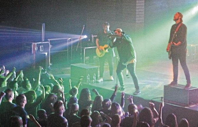 Vier Bands und die christliche Botschaft in der Sersheimer Halle. Fotos: Pfisterer