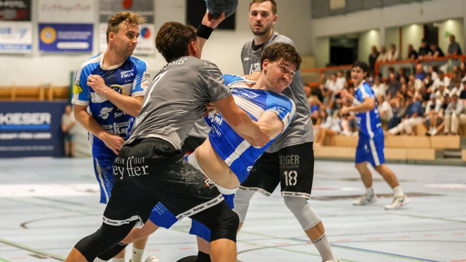 Schmidens neuer Kreisläufer Philipp Eckstein bekam nach der Pause das Vertrauen von Trainer Richard Babjak und machte in der von vielen Zweikämpfen geprägten Partie seine Sache vorn wie hinten gut.Günter Schmid Schmidens neuer Kreisläufer Philipp Eckstein bekam nach der Pause das Vertrauen von Trainer Richard Babjak und machte in der von vielen Zweikämpfen geprägten Partie seine Sache vorn wie hinten gut.Günter Schmid