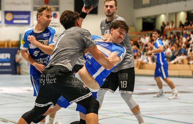 Schmidens neuer Kreisläufer Philipp Eckstein bekam nach der Pause das Vertrauen von Trainer Richard Babjak und machte in der von vielen Zweikämpfen geprägten Partie seine Sache vorn wie hinten gut.<span class='image-autor'>Günter Schmid</span>