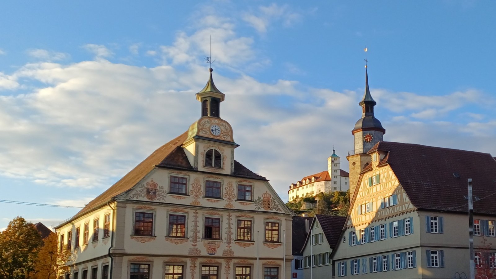 Das Vaihinger Dreigestirn wird von der Oktober-Abendsonne in Szene gesetzt.  Foto: sr