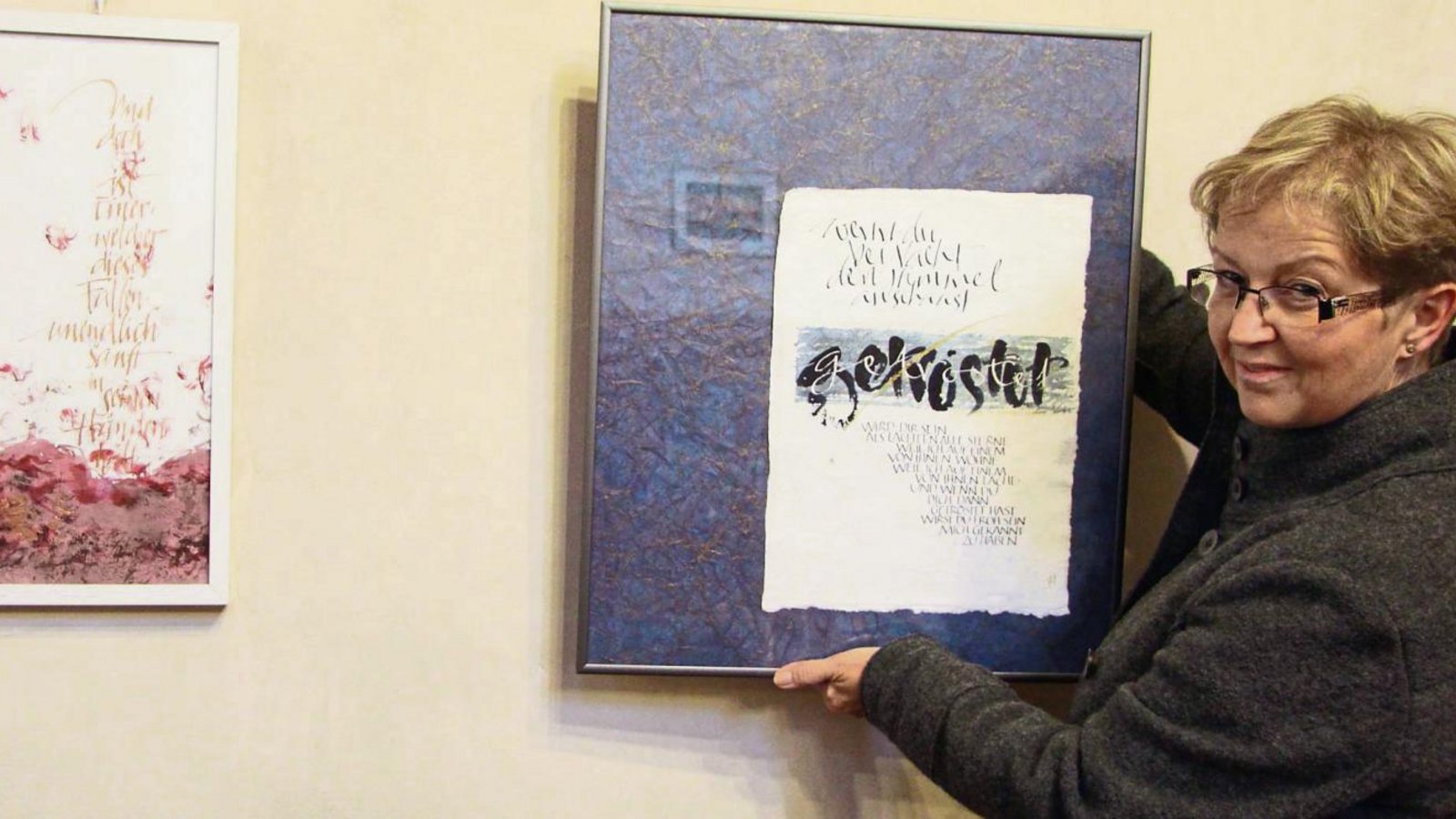 Jacqueline Hester aus Oberriexingen hat die Ausstellung mit ihren Schriftkünstlerkollegen organisiert.  Foto: Gergen