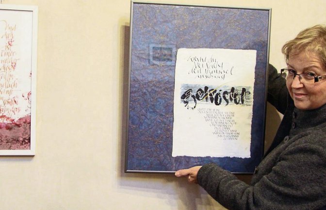 Jacqueline Hester aus Oberriexingen hat die Ausstellung mit ihren Schriftkünstlerkollegen organisiert.  Foto: Gergen