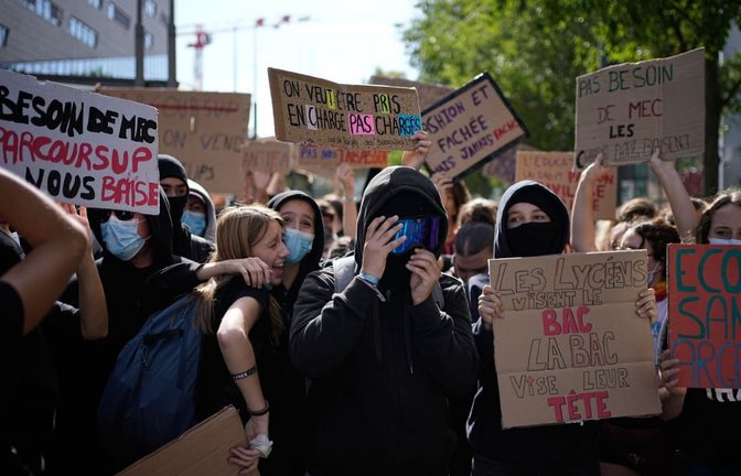 Seit Wochen demonstrieren die Schülerinnen und Schüler (Archivbild).<span class='image-autor'>Laurent Cipriani/AP/dpa</span>