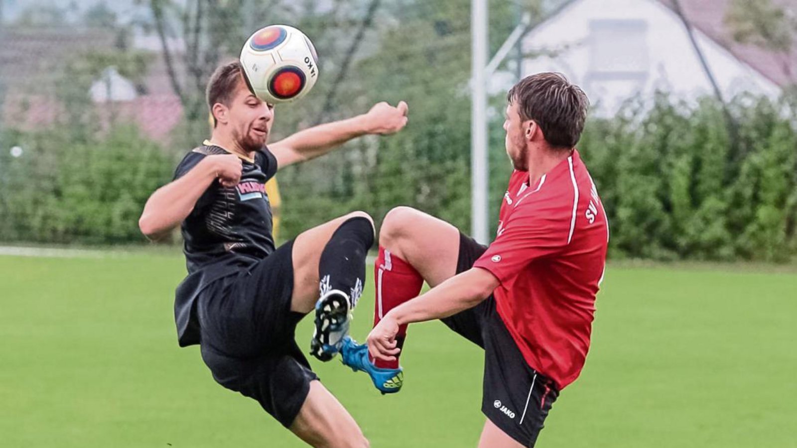 Fußballballett an der Metter zwischen dem Kleinsachsenheimer Cedric Kleinknecht (links) und Horrheims Mario Werthwein. Foto: Simecek