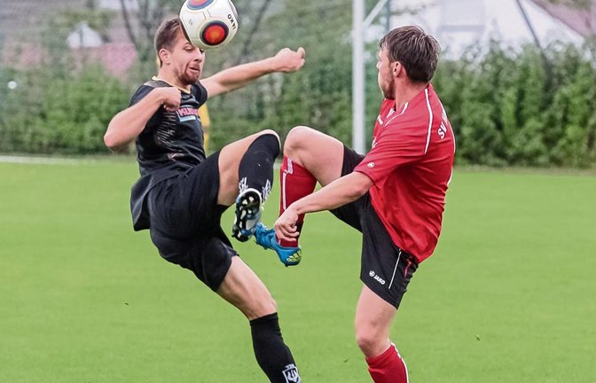 Fußballballett an der Metter zwischen dem Kleinsachsenheimer Cedric Kleinknecht (links) und Horrheims Mario Werthwein. Foto: Simecek
