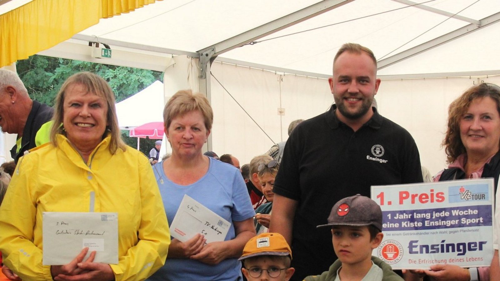 Glücklich über die Gewinne (von links): Lars Weydt, Anita Götz, Monika Bahmer, Nico Kütterer (Ensinger Mineral-Heilquellen), Corina Eberhardt, und VKZ-Verlagsleiter Volker Blessing mit den beiden „Glücksfeen“ Tony und Henry.