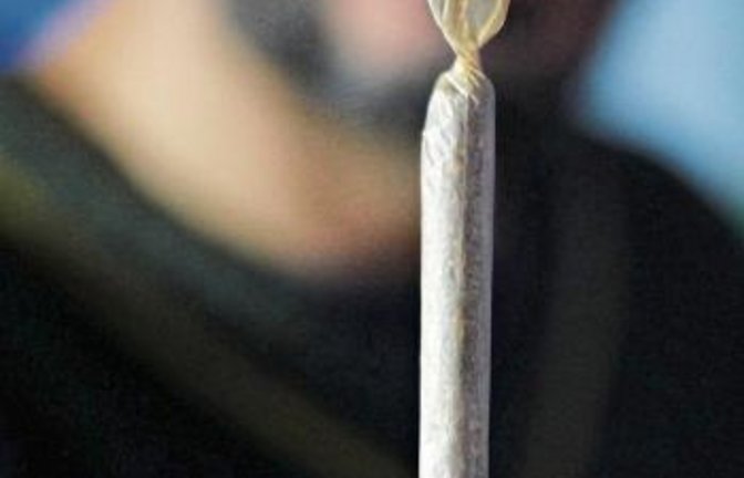 Männer müssen dreimal so häufig wie Frauen wegen ihres Cannabis-Konsums medizinisch behandelt werden.  Foto: p