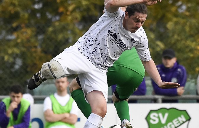 Auch in der Luft machen Benjamin Schwab (vorne) vom FV Roßwag und Tom Jäger vom SV Iptingen eine gute Figur. Am Ende gewinnt der SVI deutlich und verdient.
