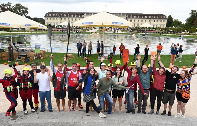 Im Blühenden Barock in Ludwigsburg hat am Wochenende die 20. Kürbisregatta stattgefunden. Bei den Finalläufen am Sonntag traten immer zwei Paddlerinnen oder Paddler auf dem See im Südgarten im ausgehöhlten Kürbis im KO-System gegeneinander an. Vor der Kulisse des Barockschlosses wurde Lukas Erbe von der TSG Heilbronn mit 1,05 Minuten Erster bei den Herren. Bei den Damen kam Siora Keller mit 1,36 Minuten auf den ersten Platz.  <span class='image-autor'>Foto: p</span>
