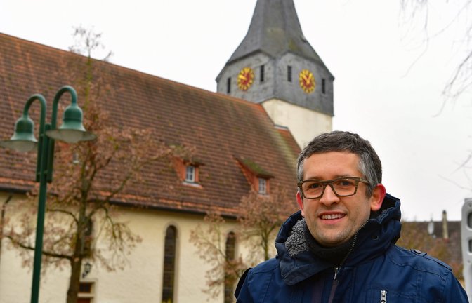 Alexander Pfeiffer möchte für das Zeltfestival einen eigenen Gospel-Projektchor auf die Beine stellen. Auch in der evangelischen Kirche in Kleinsachsenheim werden dafür Proben stattfinden.  Foto: Kalb<span class='image-autor'>Foto: Kalb</span>