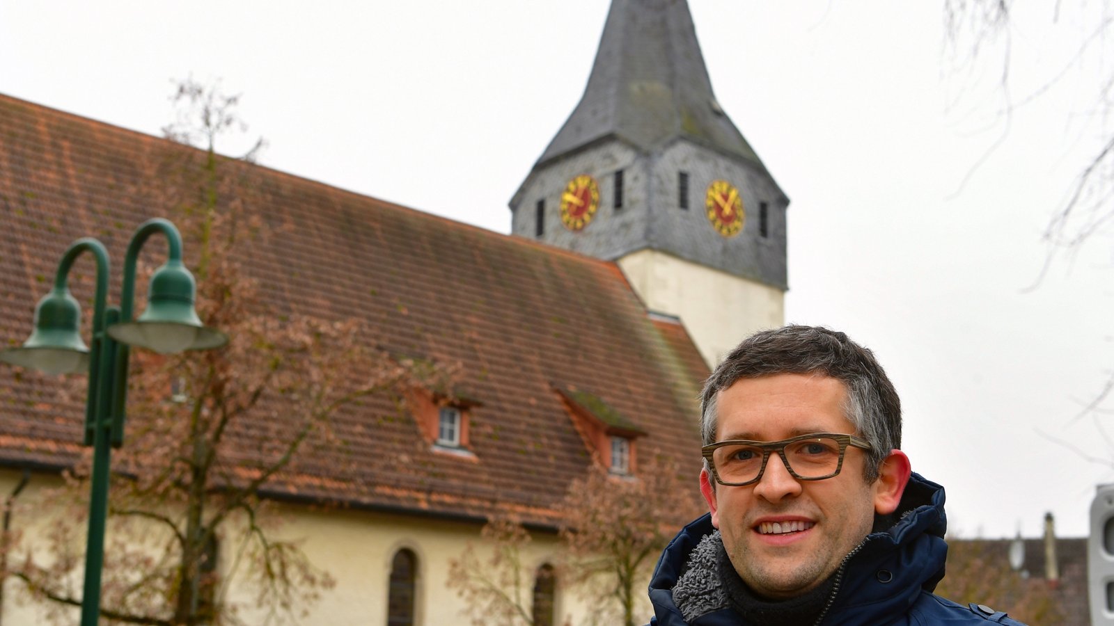 Alexander Pfeiffer möchte für das Zeltfestival einen eigenen Gospel-Projektchor auf die Beine stellen. Auch in der evangelischen Kirche in Kleinsachsenheim werden dafür Proben stattfinden. Foto: KalbFoto: Kalb Alexander Pfeiffer möchte für das Zeltfestival einen eigenen Gospel-Projektchor auf die Beine stellen. Auch in der evangelischen Kirche in Kleinsachsenheim werden dafür Proben stattfinden. Foto: KalbFoto: Kalb