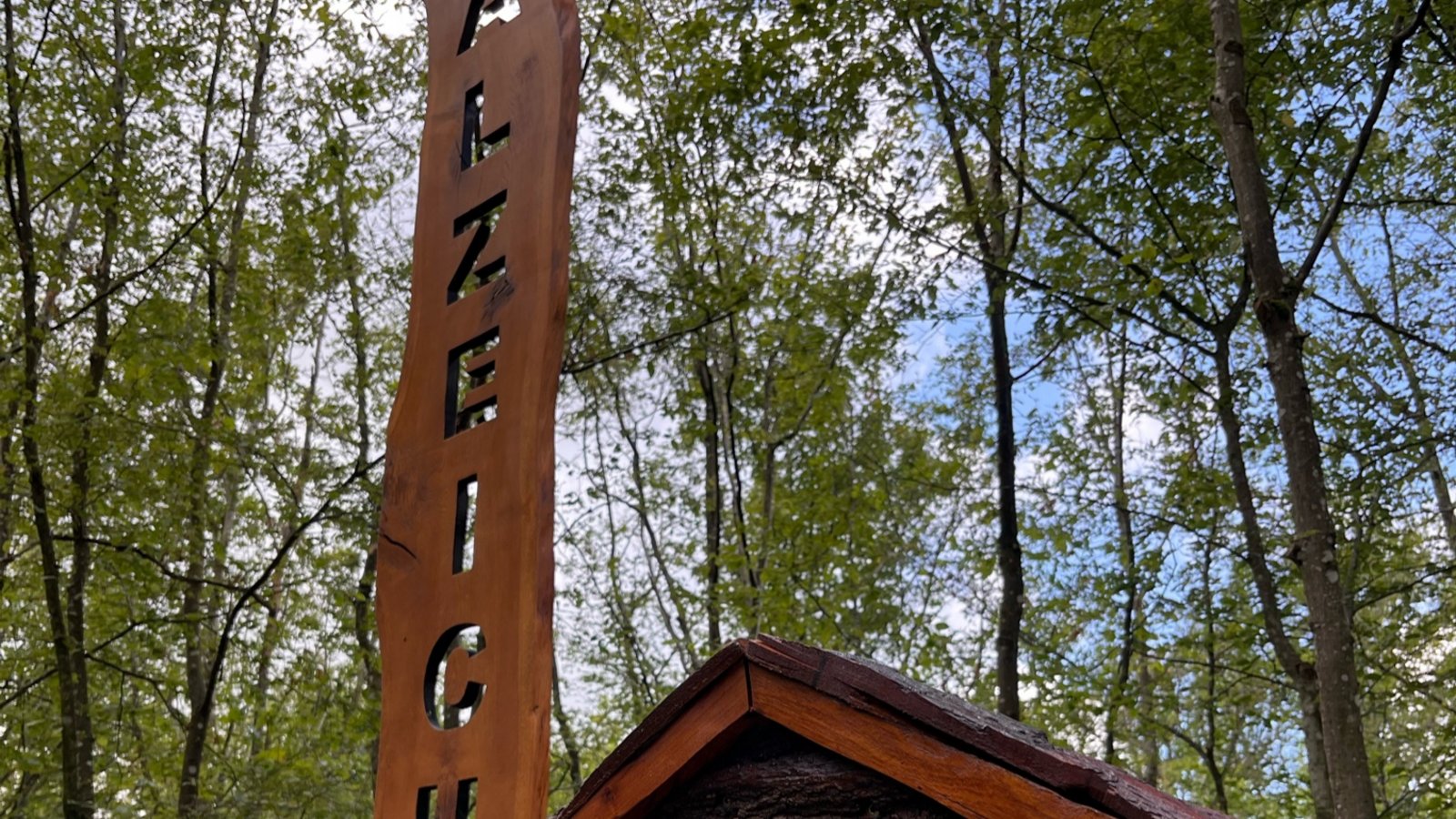 Ein Gündelbacher hat’s entdeckt: Bei der ehemaligen Salzeiche in Gündelbach hat sich zu einem kürzlich errichteten kunstvollem Brett noch eine schöne Info-Tafel gesellt.