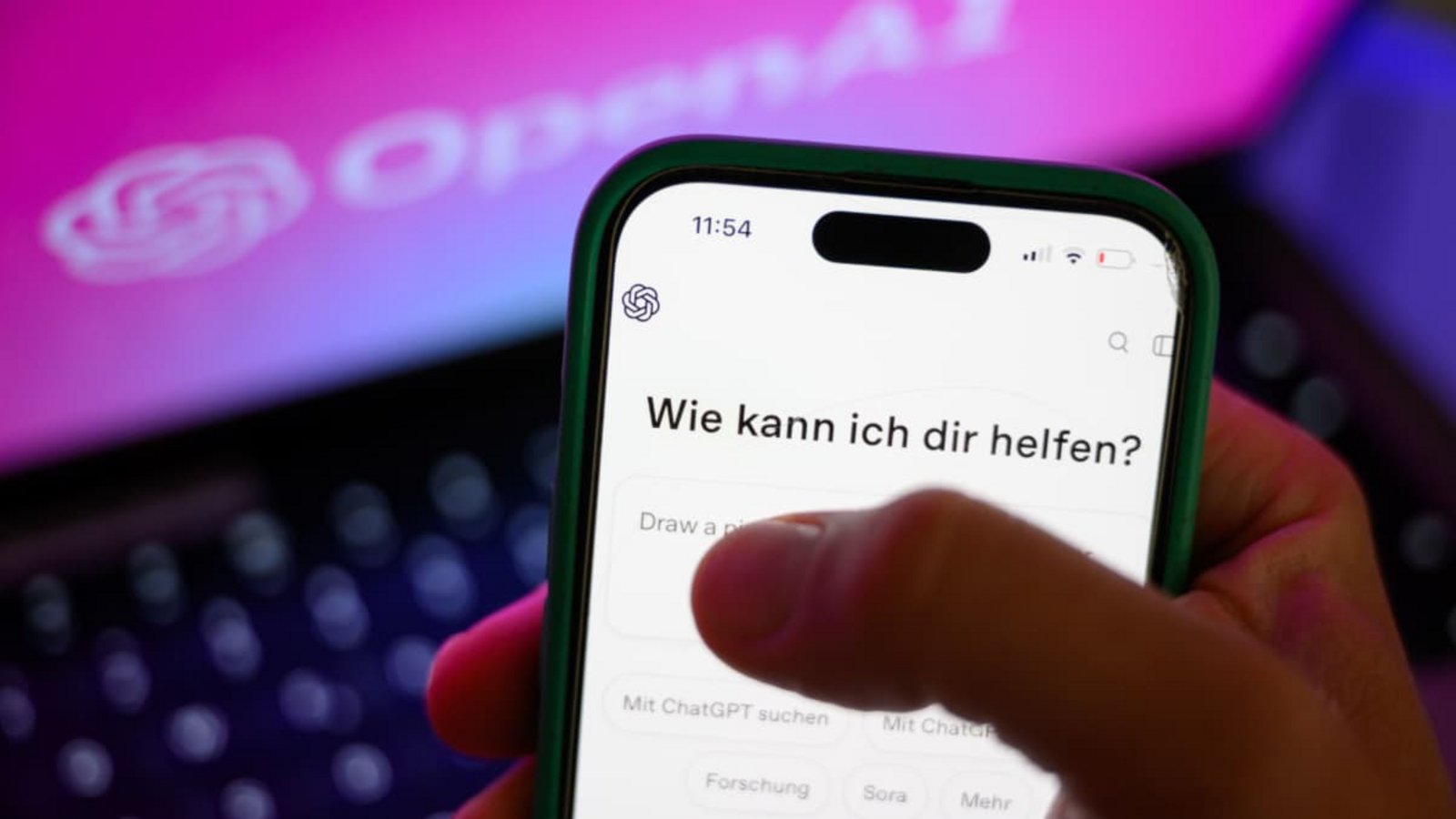 Mehr als die Hälfte der Nutzerinnen und Nutzer von KI-Chatbots vertraut laut einer repräsentativen Umfrage des Digitalverbands Bitkom den Auskünften solcher Systeme in Gesundheitsfragen und zu Krankheitssymptomen.picture alliance/dpa | Hendrik Schmidt