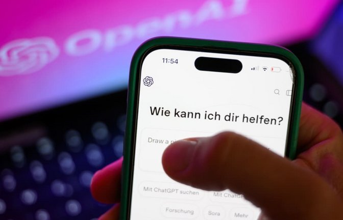 Mehr als die Hälfte der Nutzerinnen und Nutzer von KI-Chatbots vertraut laut einer repräsentativen Umfrage des Digitalverbands Bitkom den Auskünften solcher Systeme in Gesundheitsfragen und zu Krankheitssymptomen.<span class='image-autor'>picture alliance/dpa | Hendrik Schmidt</span>
